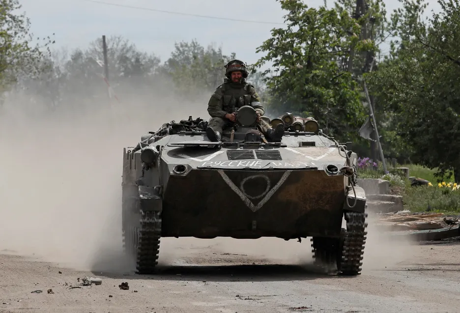 Písmeno V na jednom z obrněných ruských vozidel na ukrajině