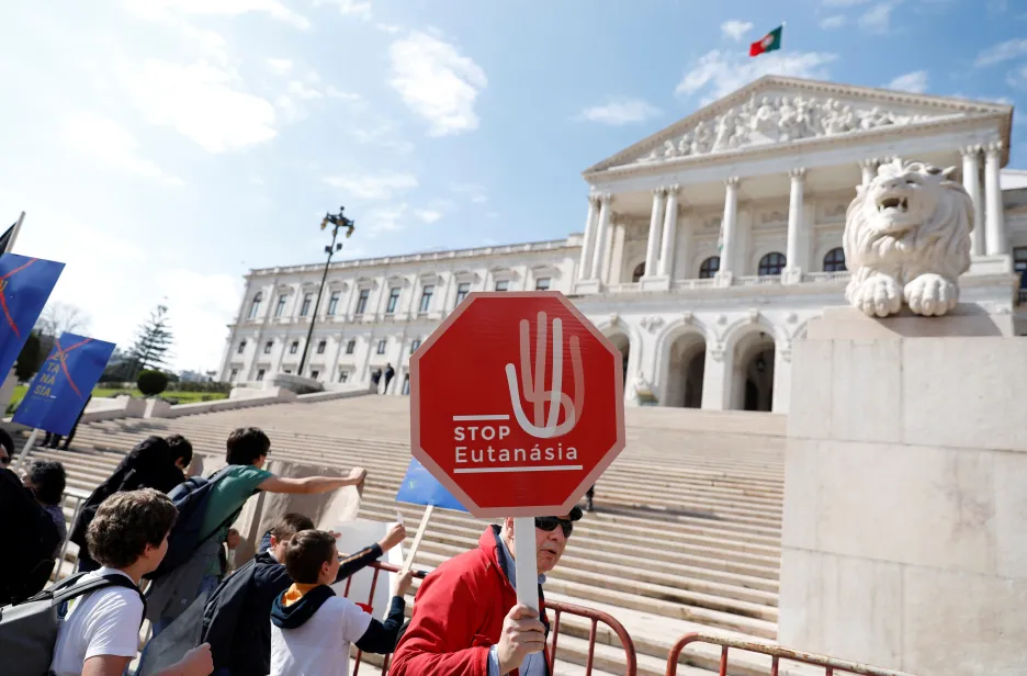 Protest proti eutanazii před portugalským parlamentem