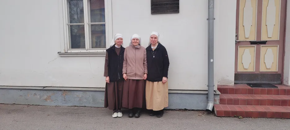 Milada, Františka a Benedikta pracují v místní katolické škole a školce, kam přijely na žádost místních farníků