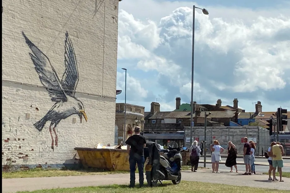 Racek od Banksyho na domě v Lowestoftu