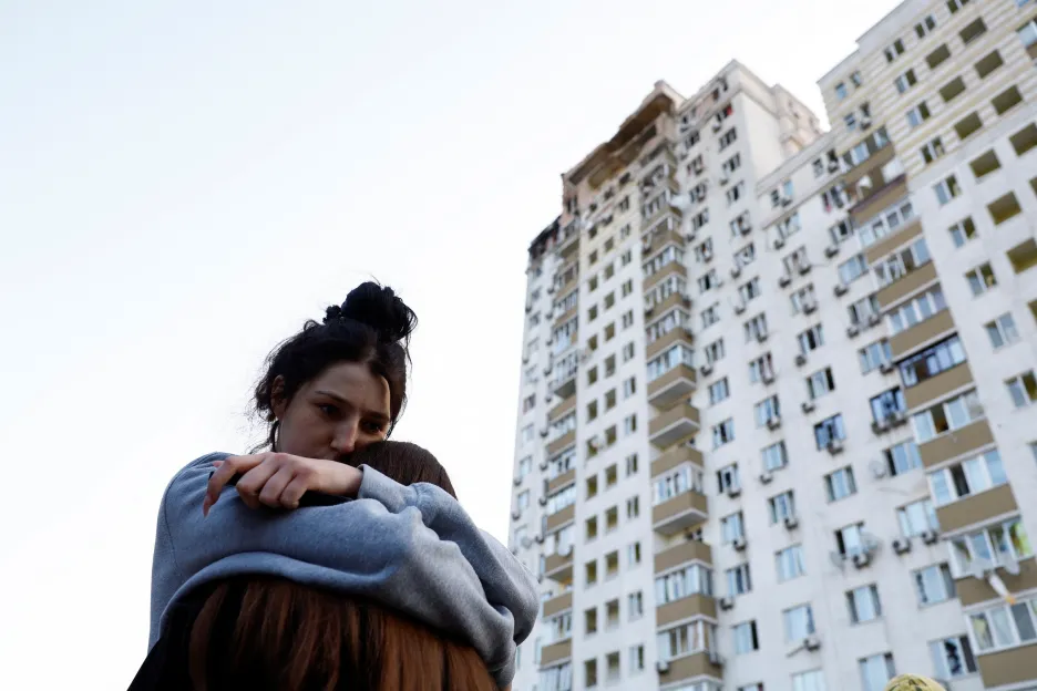 Evakuovaní obyvatelé obytné budovy v Kyjevě