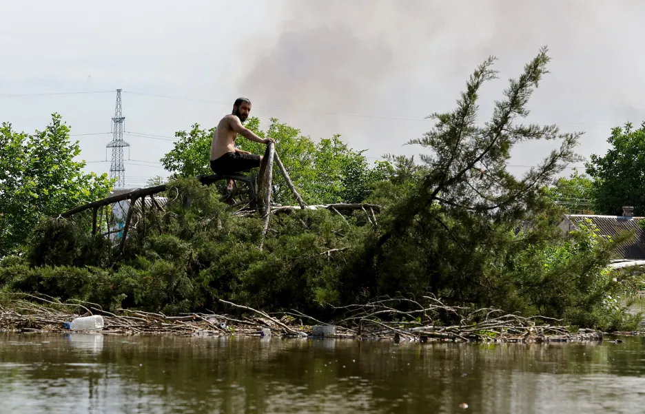 Muž v okupované části Chersonské oblasti utekl před vodou na zlomený strom