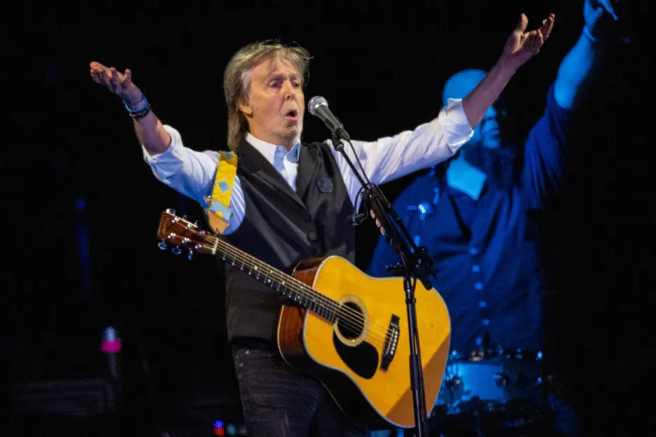Paul McCartney na festivalu Glastonbury, kde zpíval virtuální duet s Lennonem