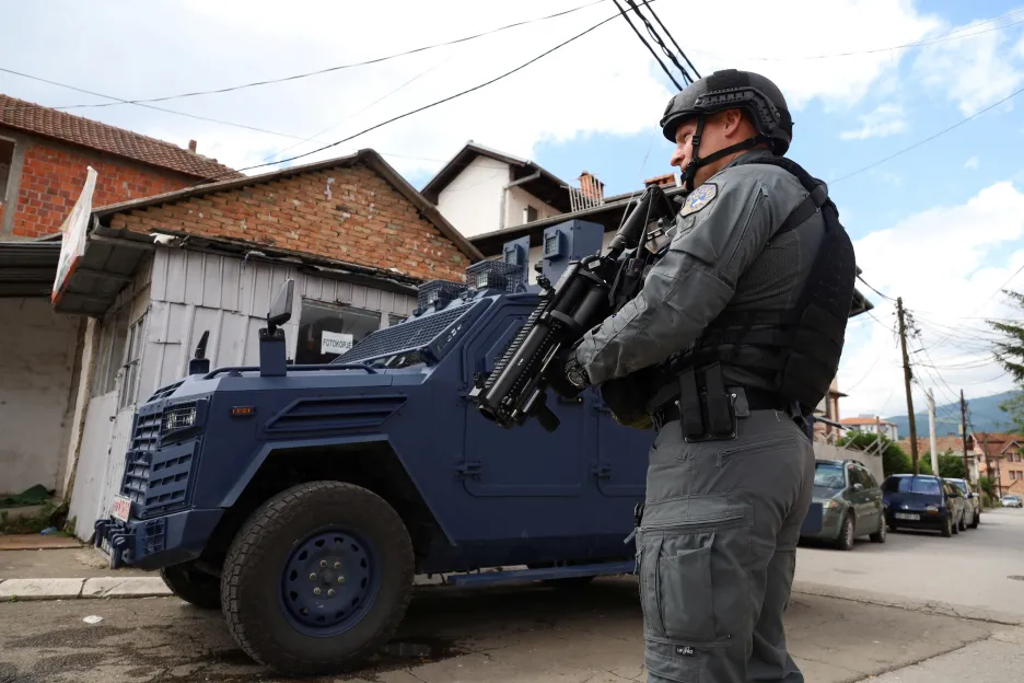 Hlídkující příslušník kosovské zvláštní policie