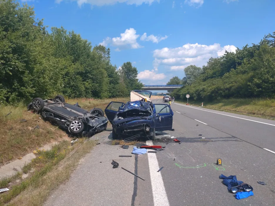 Dva lidé zahynuli 18. června 2023 při dopravní nehodě u Zlechova na Uherskohradišťsku. Další tři lidé včetně dvou dětí utrpěli zranění