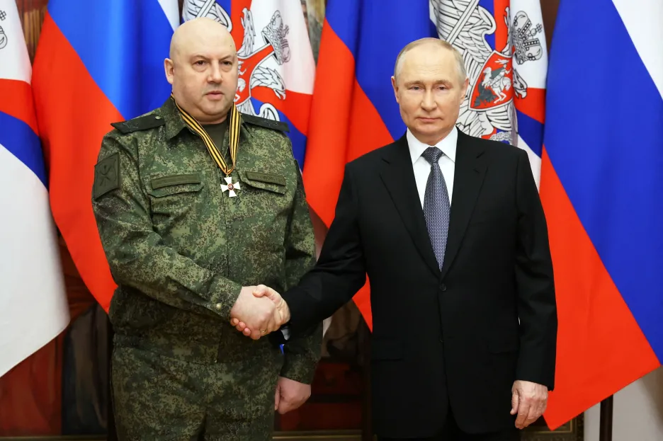 Generál Sergej Surovikin s ruským vládcem Vladimirem Putinem