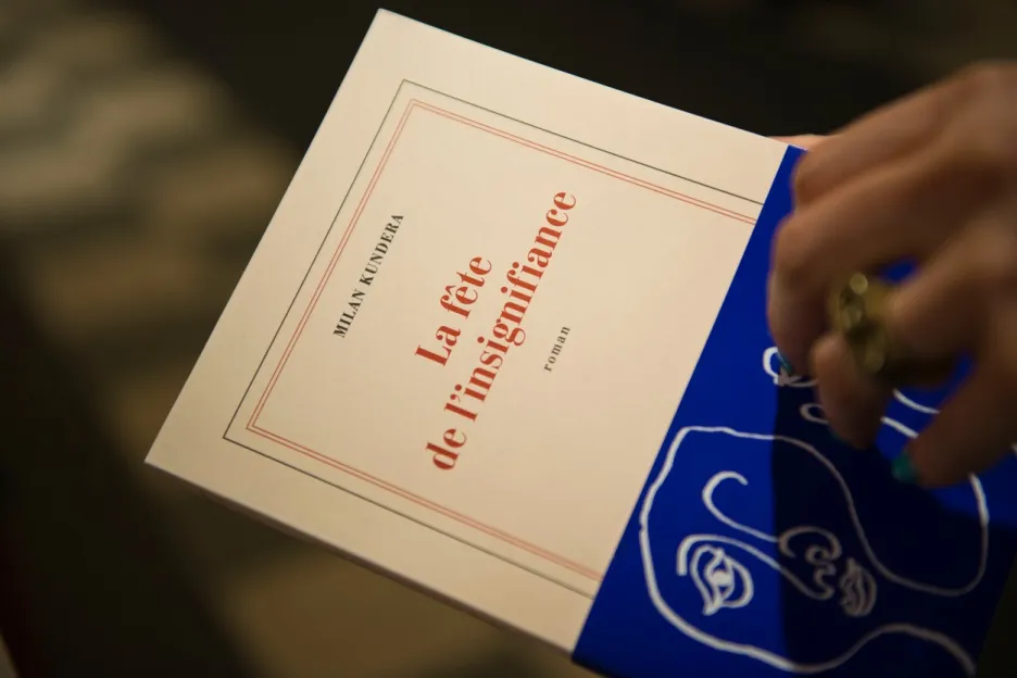 Kniha Slavnost bezvýznamnosti Milana Kundery ve francouzštině