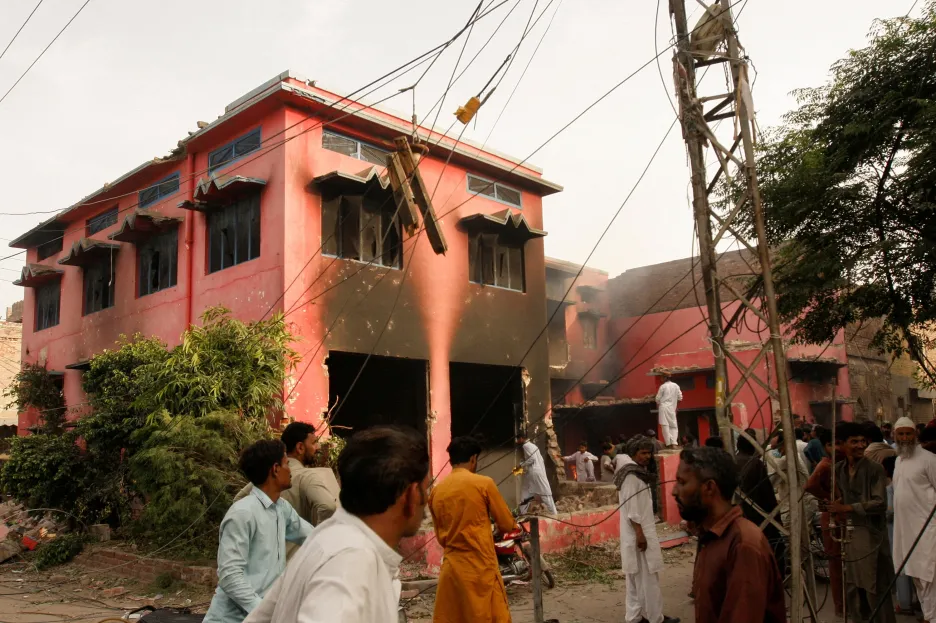 Zničený kostel po útoku v Pákistánu