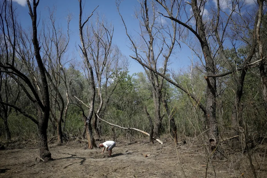 Kráter po dopadu trosek dronu u rumunské vesnice Plauru