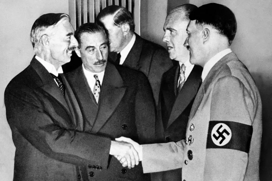 Adolf Hitler a Neville Chamberlain při podpisu Mnichovské dohody, 30. září 1938