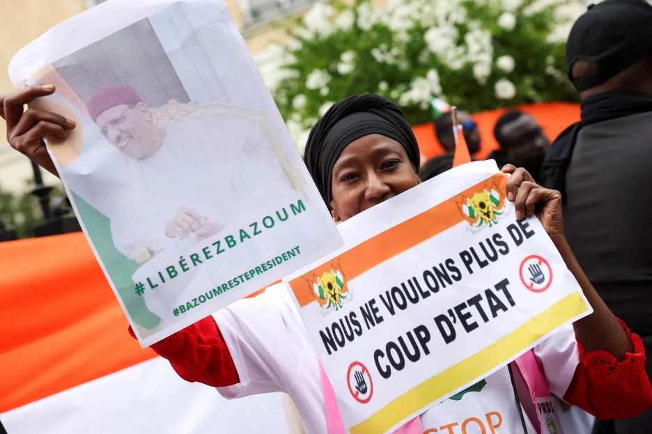 Pařížský protest proti puči v Nigeru