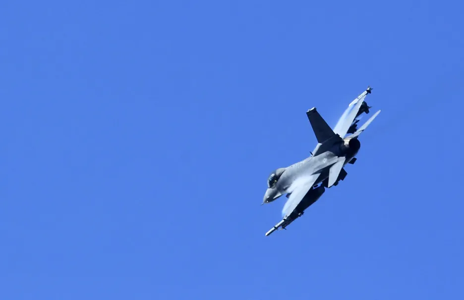 Americký stíhací letoun F-16 - Ilustrační foto