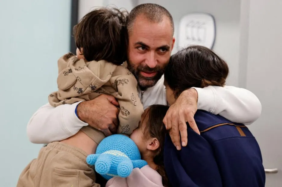Izraelec Avihai Brodutch objímá děti a manželku poté, co je propustil Hamás