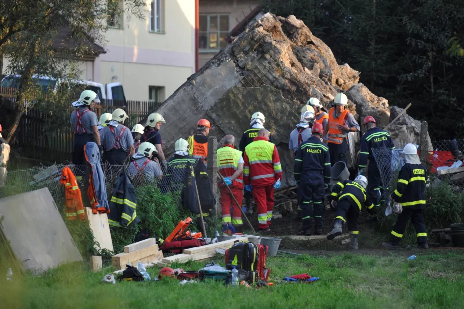 Záchranáři u zříceného silničního mostu u Vilémova na Havlíčkobrodsku