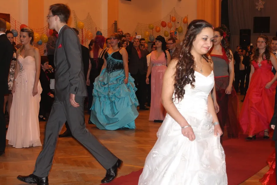 Z maturitního plesu v Lomnici nad Popelkou