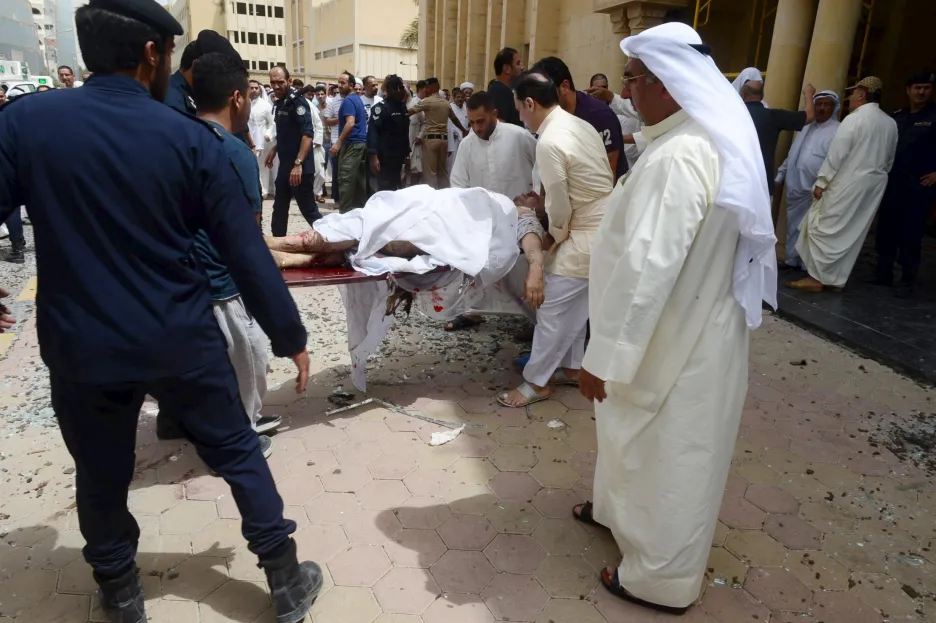 Z kuvajtské mešity je vynášeno tělo jedné z obětí exploze