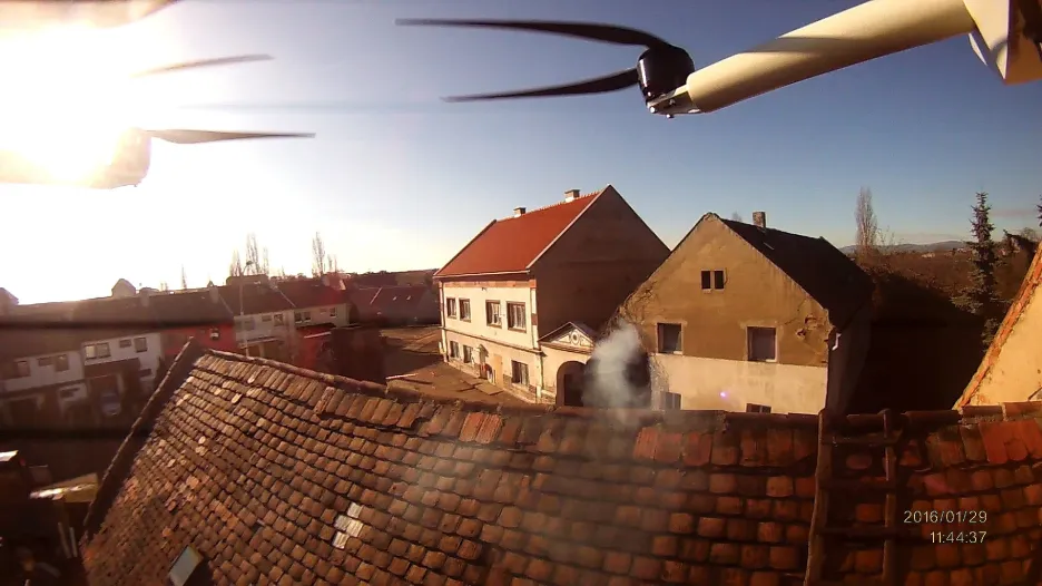 Pohled z dronu při kontrole komínů