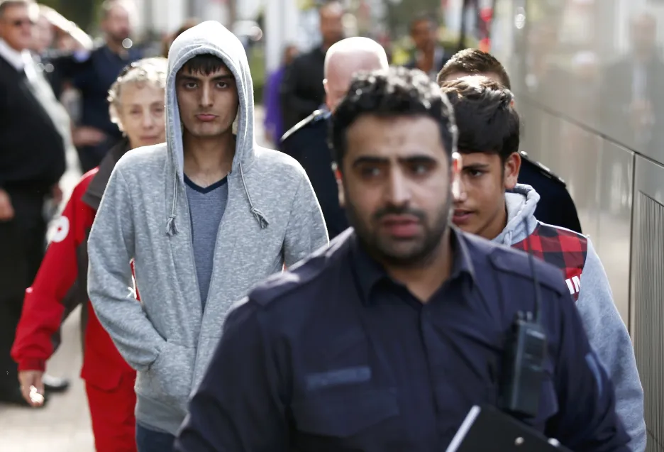 Do Británie dorazila první skupina nezletilých uprchlíků z Calais