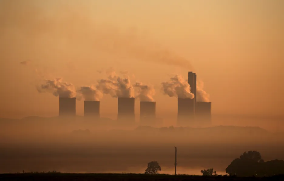 Kouř z jihoafrické uhelné elektrárny Lethabo. Znamená Pařížská klimatická dohoda začátek konce éry fosilních paliv?