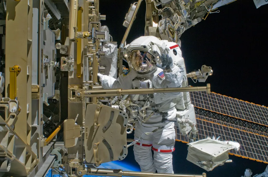 Výstup na plášť ISS