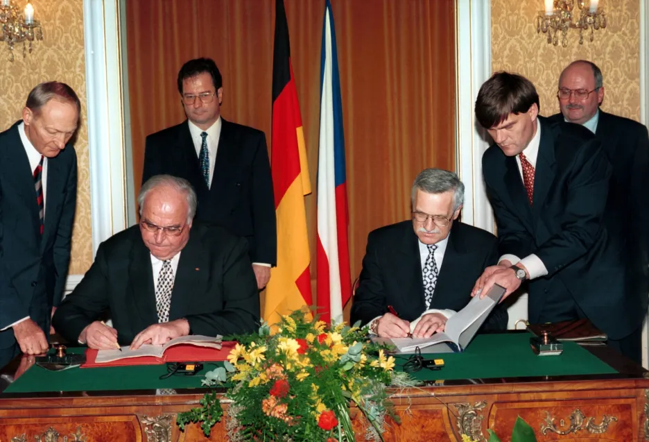 Podpis z rukou tehdejší šéfů vlád - Václava Klause a Helmuta Kohla