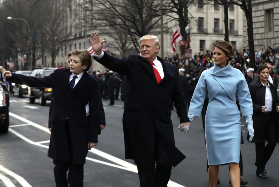 Trump s manželkou a synem Barronem při inauguračním průvodu