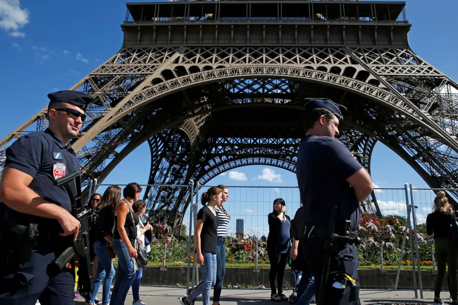 Policisté hlídkují u Eiffelovy věže