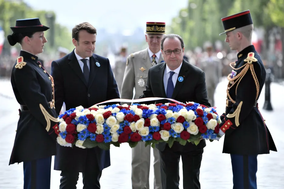 Macron a Hollande pokládají květiny k hrobu neznámého vojína