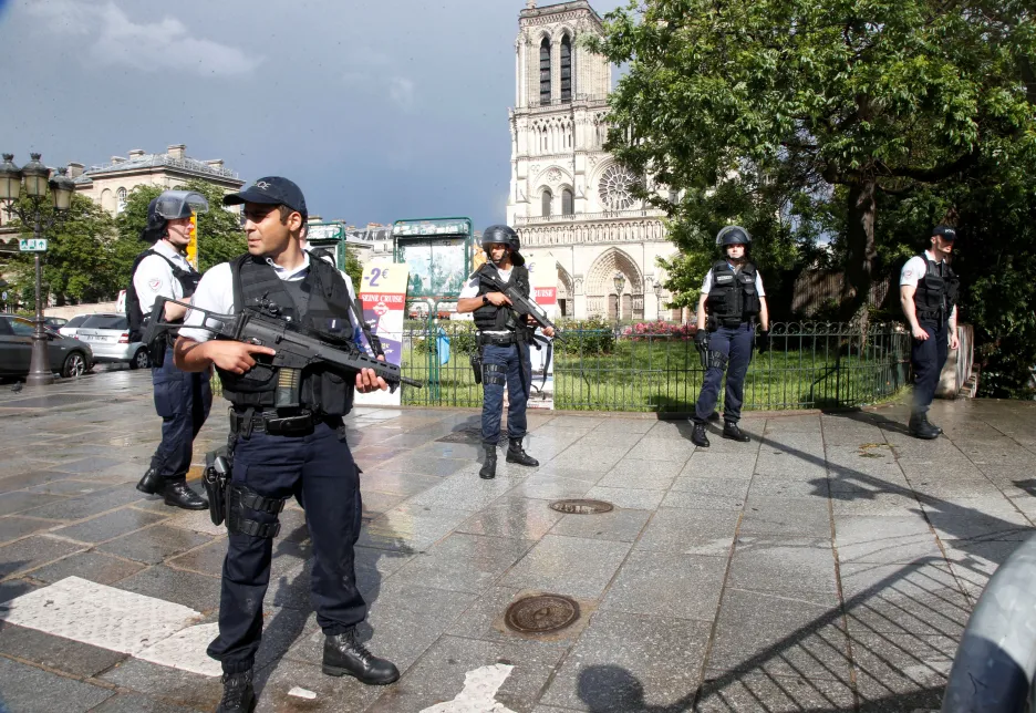 Policejní hlídky uzavřely prostranství před katedrálou