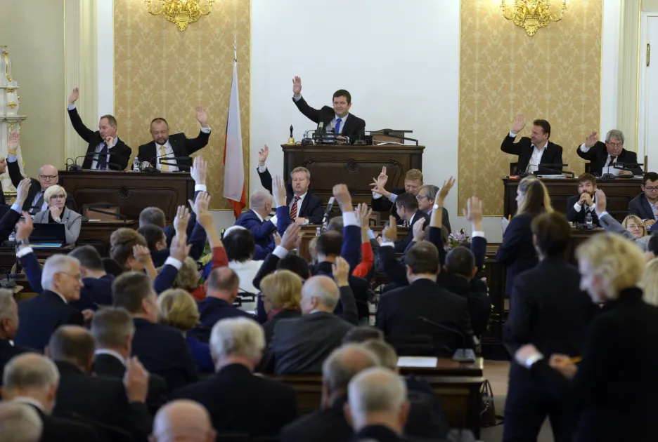 Poslanecká sněmovna na schůzi kvůli memorandu o těžbě lithia