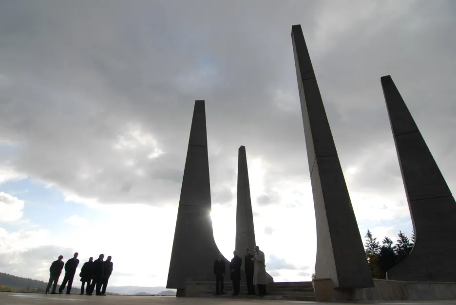Památník na Ploštině připomíná vypálení pasekářské osady