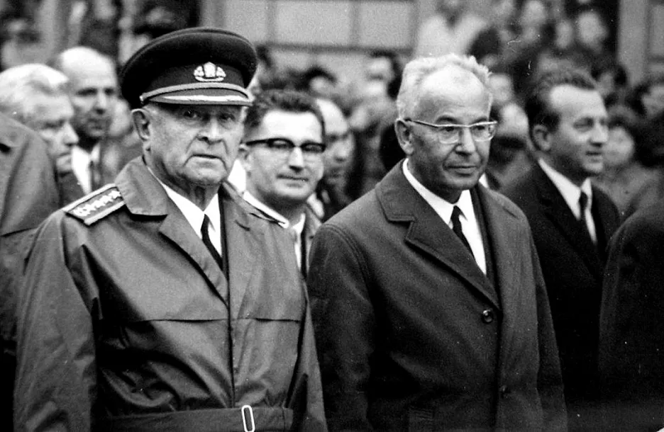 Prezident ČSSR Ludvík Svoboda s Gustávem Husákem během 25. výročí Slovenského národního povstání