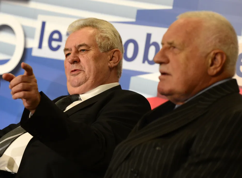 Prezident Miloš Zeman (vlevo) a bývalý prezident Václav Klaus (vpravo) se v listopadu 2014 zúčastnili ekonomické konference