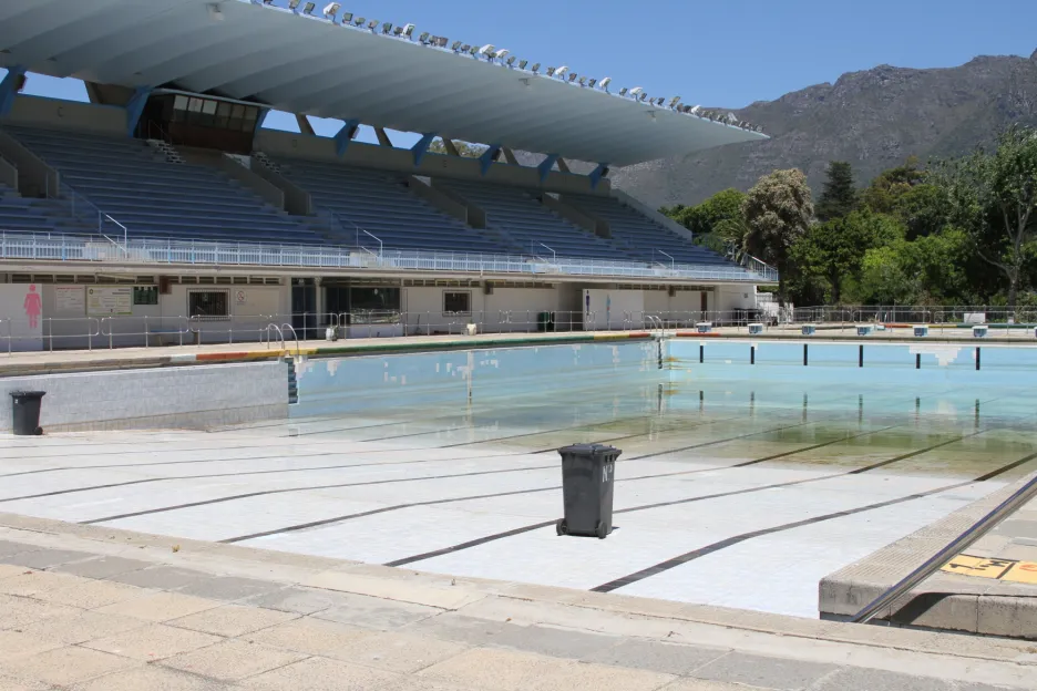 Prázdný bazén v Kapském městě - voda do něj není