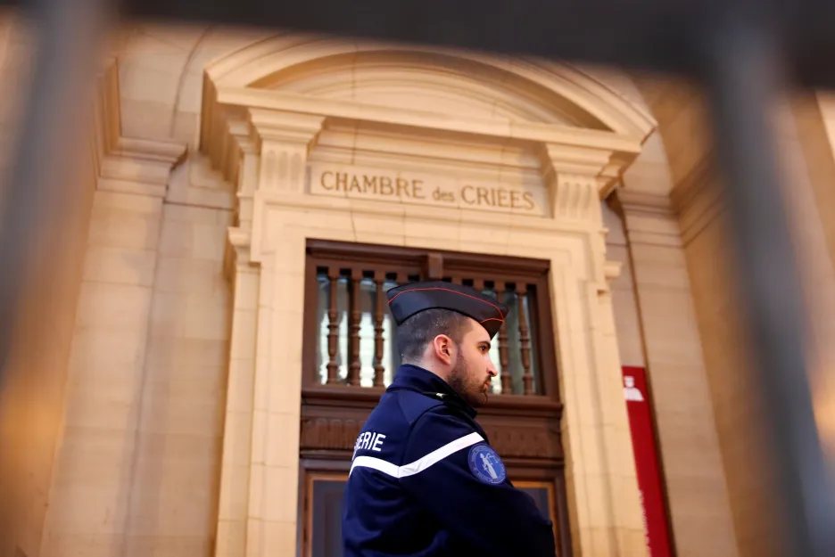 Četník hlídkuje před soudní budovou