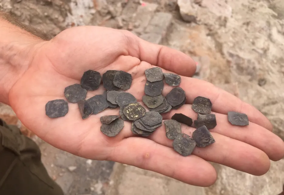 Mince z 15. století našli archeologové ve studni