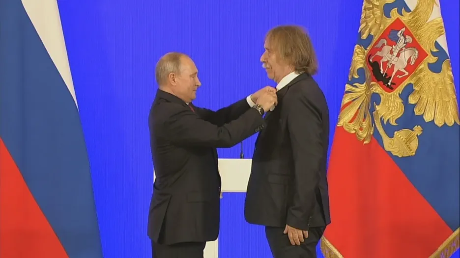 Putin uděluje Nohavicovi Puškinovu medaili