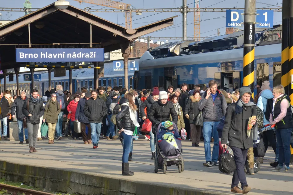 Cestující na hlavním nádraží v Brně