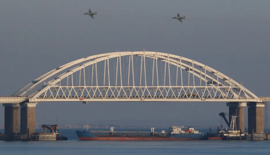 Ruská letadla nad Kerčským mostem