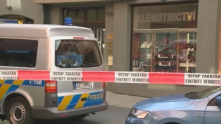 Policie před klenotnictvím v Uherském Hradišti
