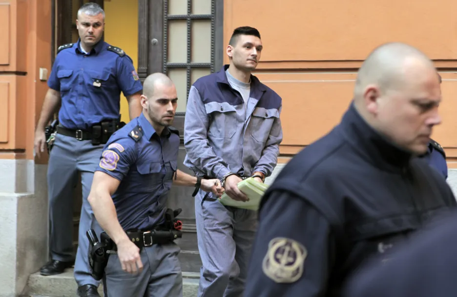 Eskorta přivádí ke Krajskému soudu v Brně obžalovaného Radima Žondru