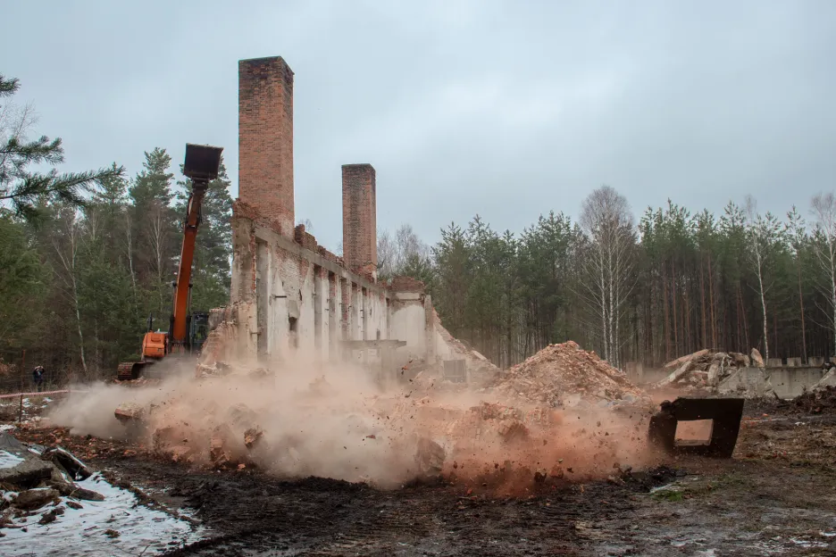 Bourání komínů v bývalém výcvikovém prostoru Ralsko