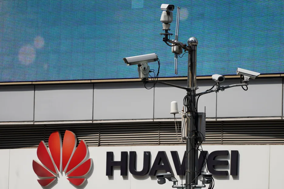 Bezpečnostní kamery u prodejny Huawei v Šanghaji