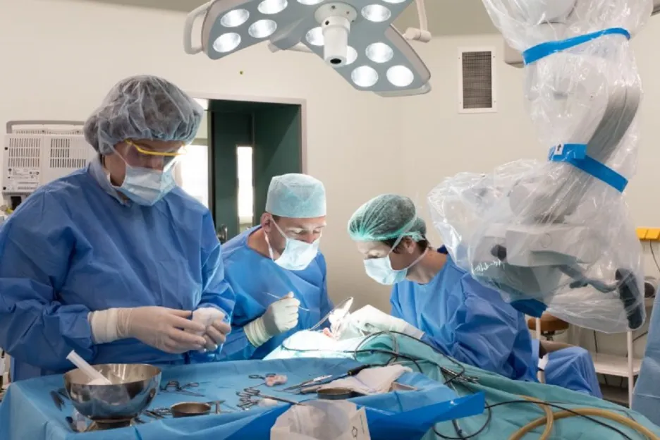 Operace implantátu v Brně