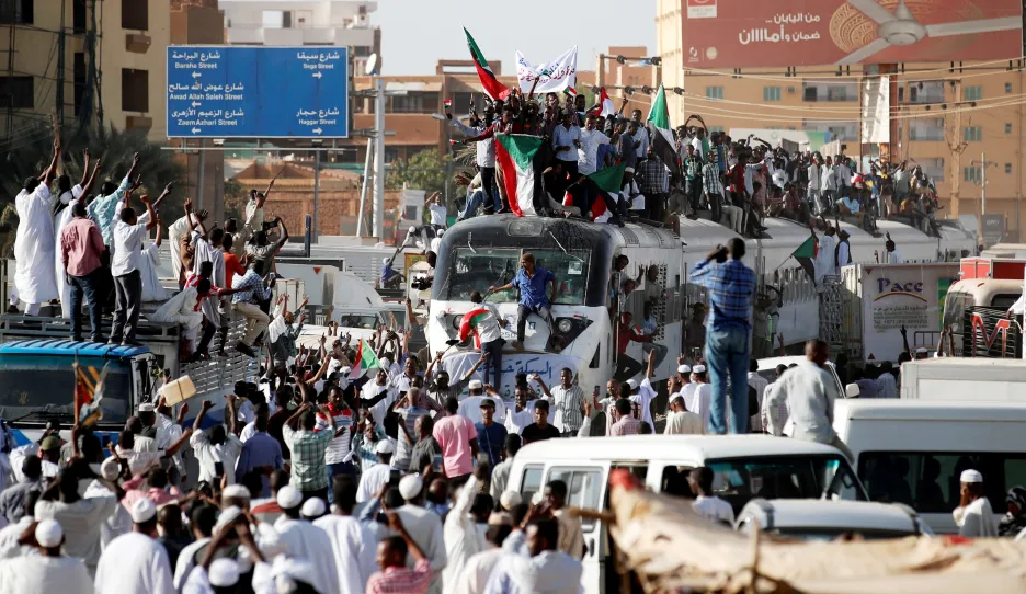 Demonstranti se sjíždějí v Chartúmu