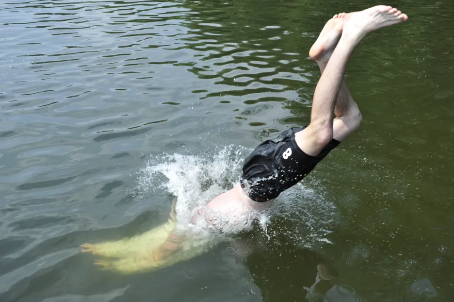 Skákání do vody může být nebezpečné