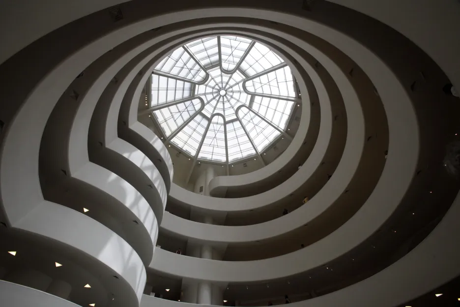 Pohled na vnitřek Guggenheimova muzea v New Yorku