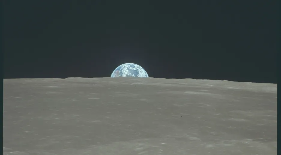 Východ Země na Měsíci