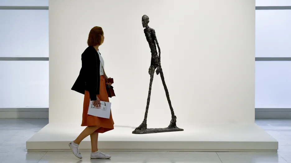 Kráčející muž Alberta Giacomettiho na výstavě v Praze