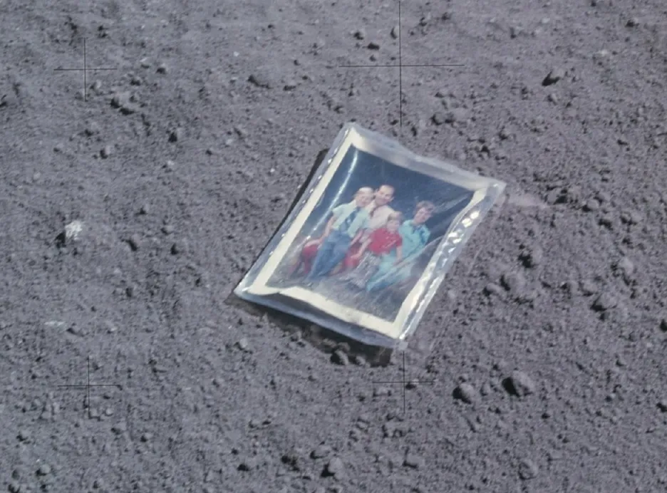 Na Měsíci leží i fotka rodiny astronauta Charlese Duka